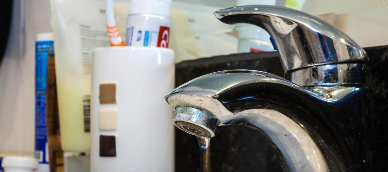 Dripping tap in a wash basin